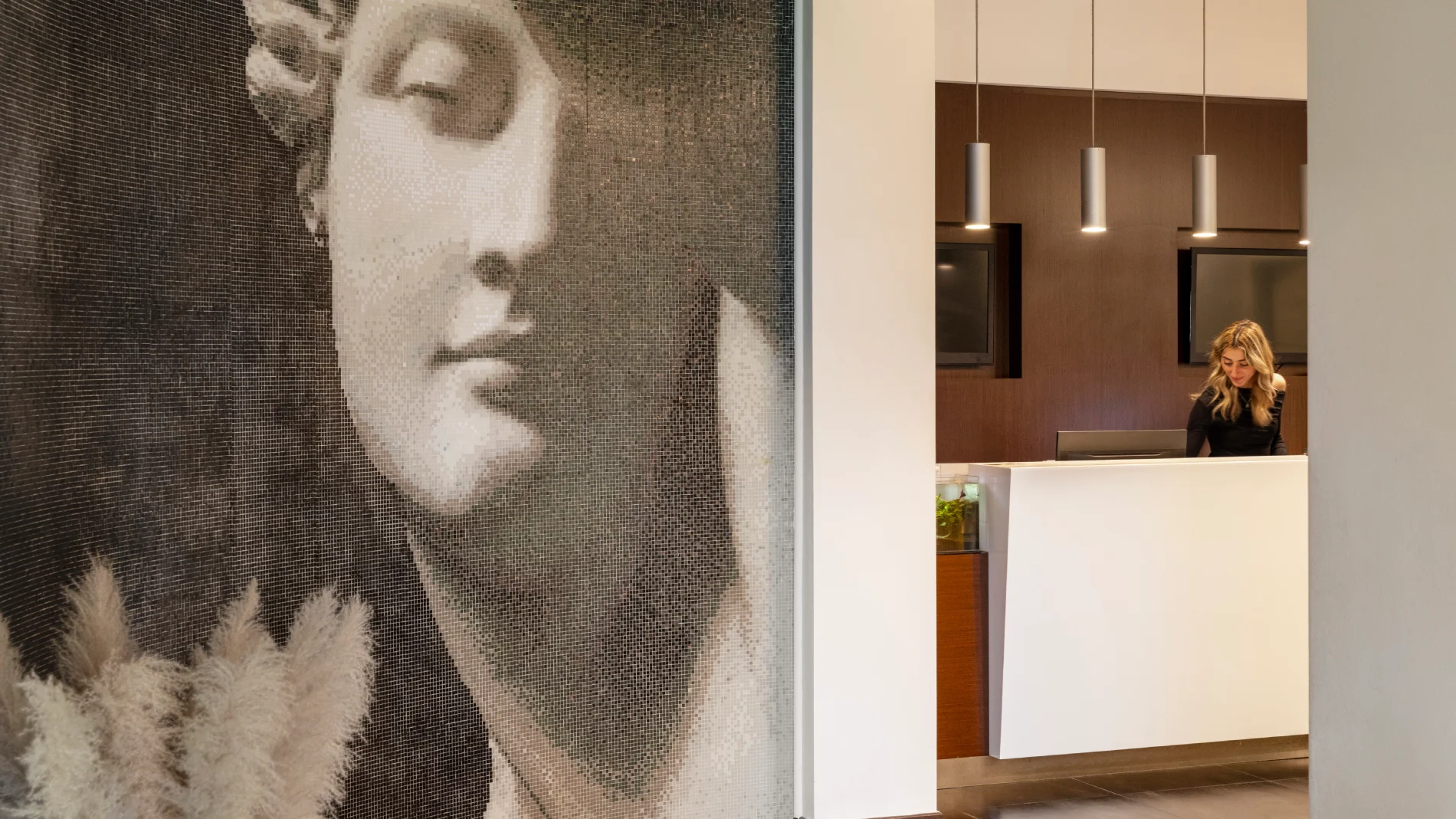 Elegant hotel reception with modern desk, artistic decor and warm lighting for a refined welcome in Sarzana, Liguria - Sarzana Park Hotel, BZAR hotels in Liguria