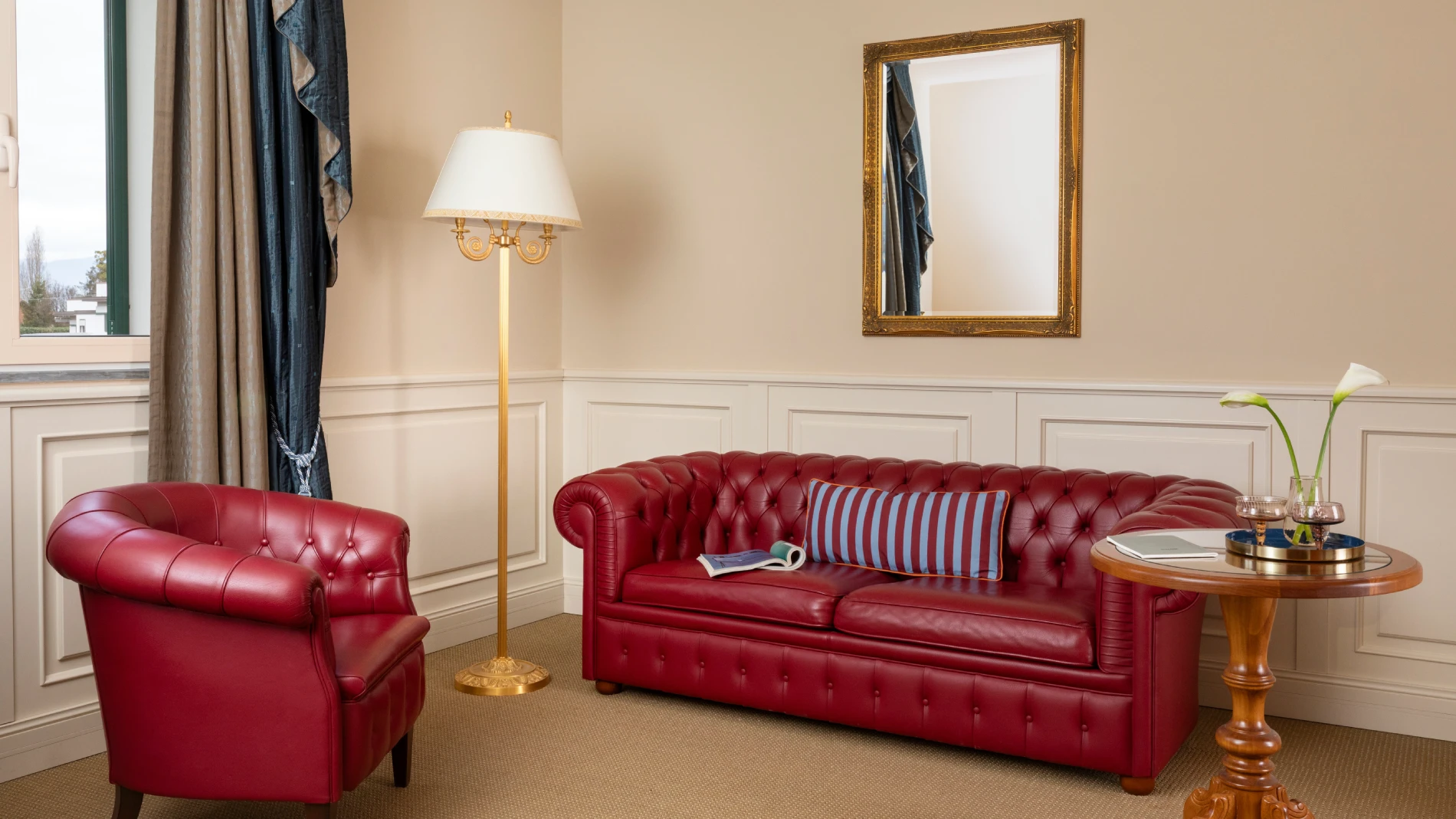 Refined living area with elegant sofas and classic details for a luxury stay in Sarzana - Sarzana Park Hotel, BZAR hotels in Liguria