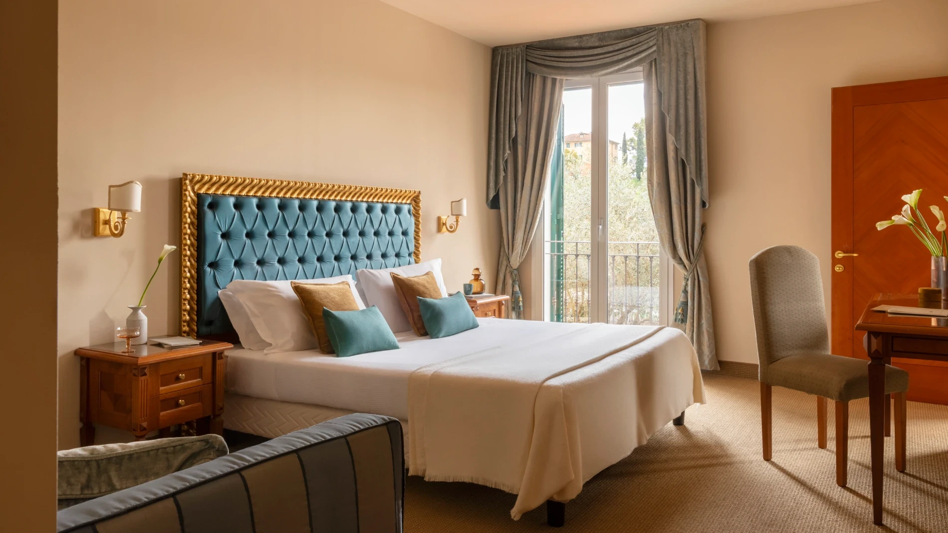 Elegant double room with upholstered headboard, balcony and refined furnishings for a charming stay in Sarzana, Liguria - Sarzana Park Hotel, BZAR hotels in Liguria