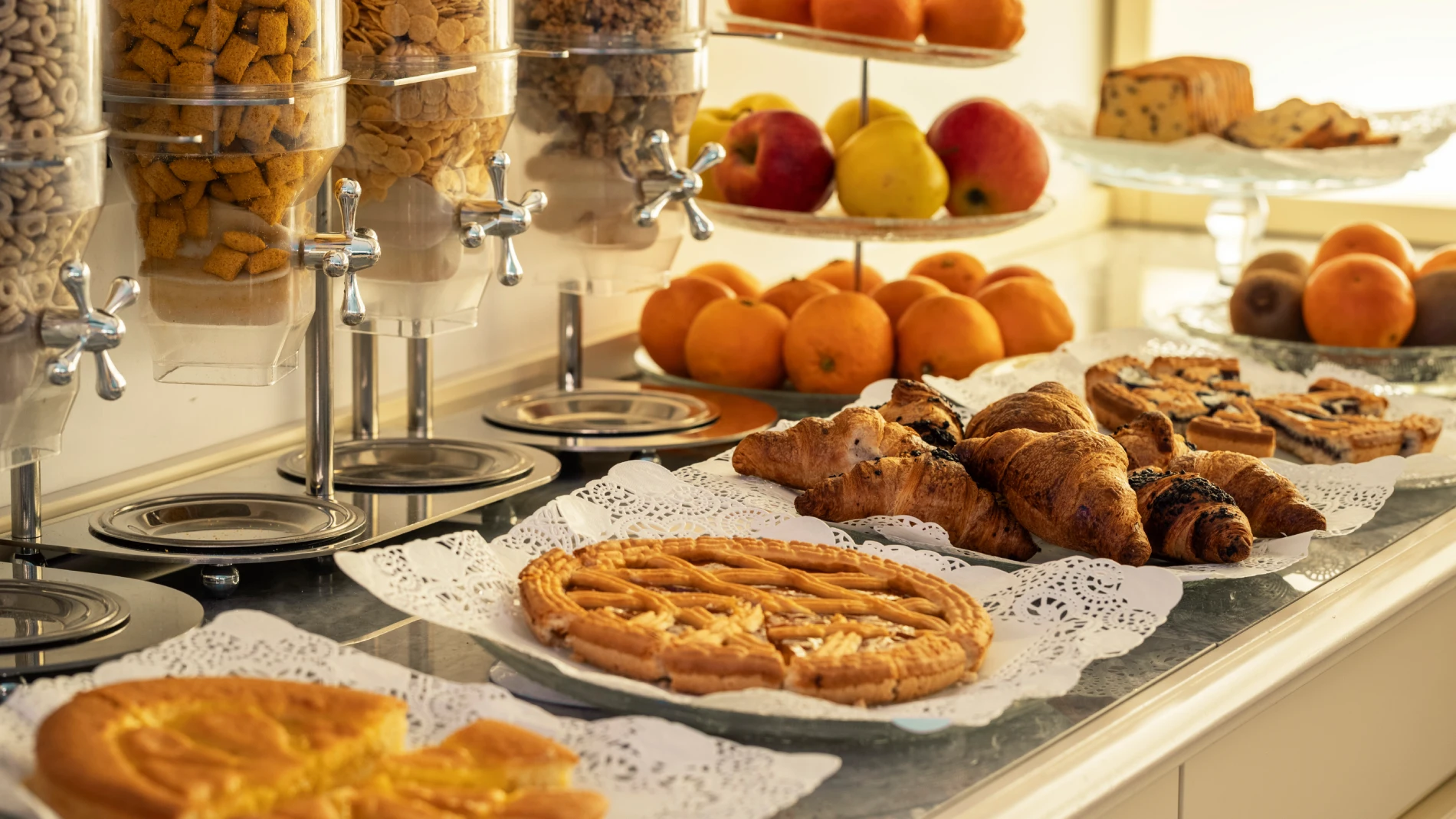 Breakfast buffet with croissants, homemade pastries, cereals and fresh fruit in a hotel in Sarzana, Liguria - Sarzana Park Hotel, BZAR hotels in Liguria