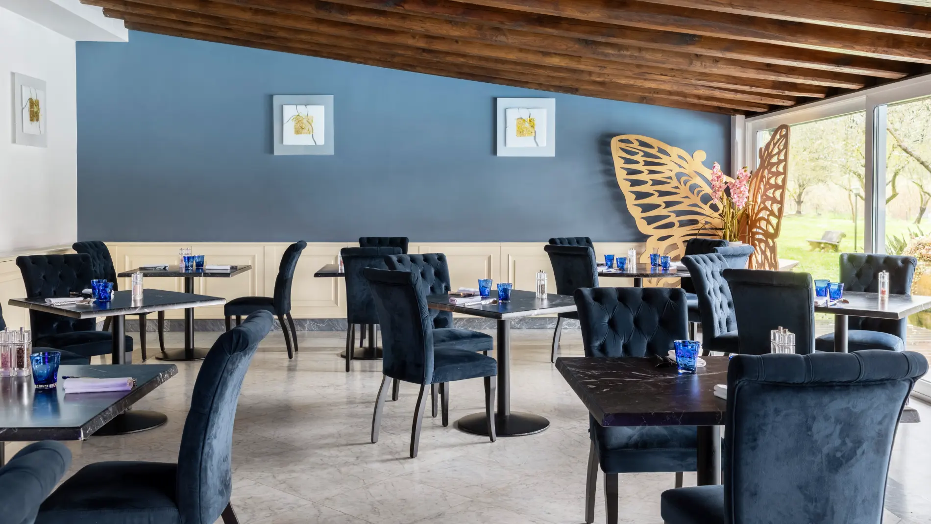 Elegant restaurant dining room with refined tables and garden view for a gourmet experience in Liguria - Sarzana Park Hotel, BZAR hotels in Liguria