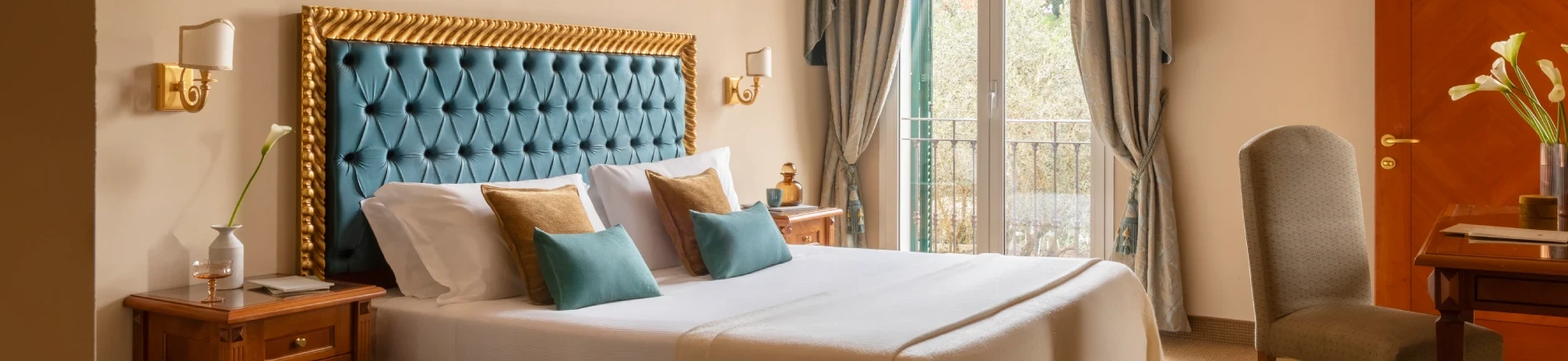 Superior room with balcony overlooking greenery, writing desk and comfortable bed for a Liguria getaway near Sarzana - Sarzana Park Hotel, BZAR hotels in Liguria