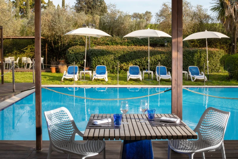 Poolside restaurant table overlooking the water for lunch and dinner in a hotel in Sarzana, Liguria - Sarzana Park Hotel, BZAR hotels in Liguria