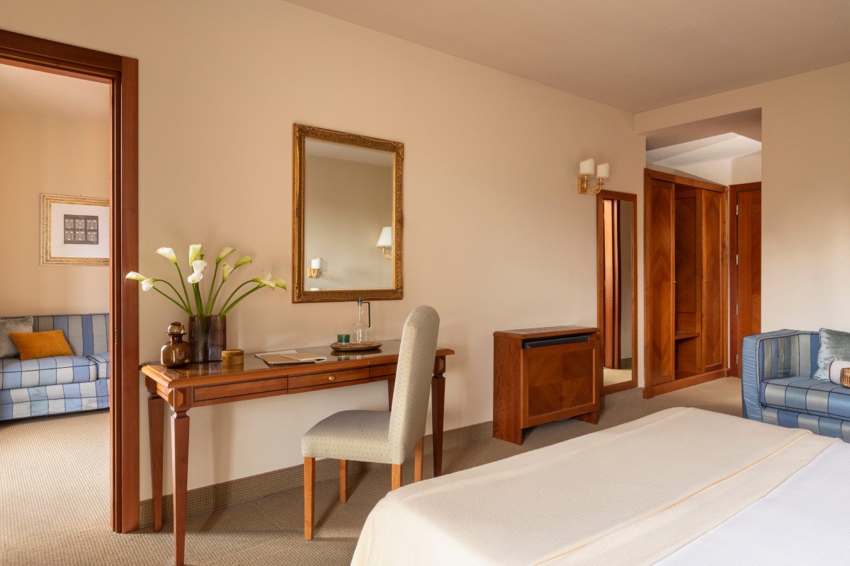 Spacious room with desk area, wooden wardrobes and sofa bed, ideal for a stay in Sarzana, Liguria - Sarzana Park Hotel, BZAR hotels in Liguria