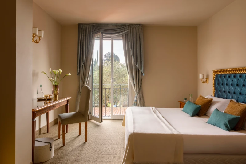 Superior room with balcony overlooking greenery, writing desk and comfortable bed for a Liguria getaway near Sarzana - Sarzana Park Hotel, BZAR hotels in Liguria