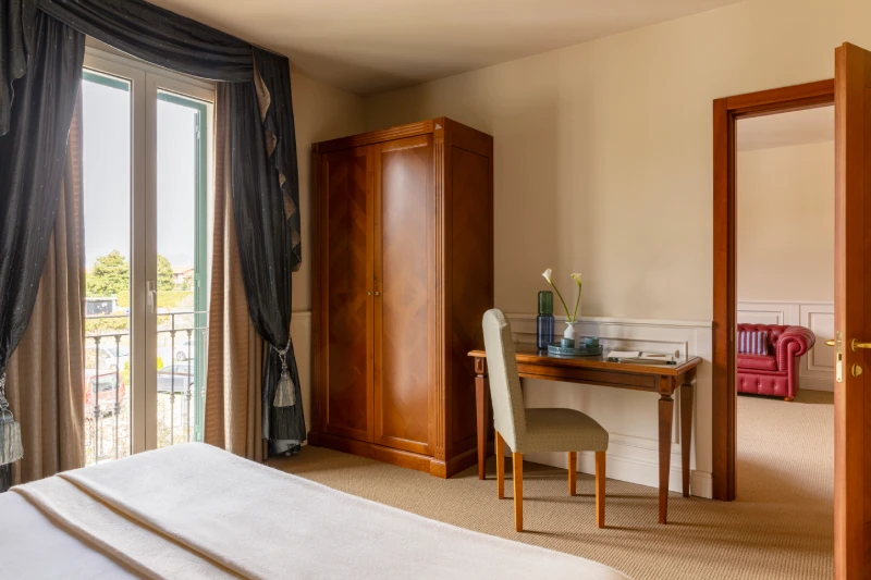 Superior room with wooden wardrobe, work area and balcony, ideal for a stay in Liguria in Sarzana - Sarzana Park Hotel, BZAR hotels in Liguria